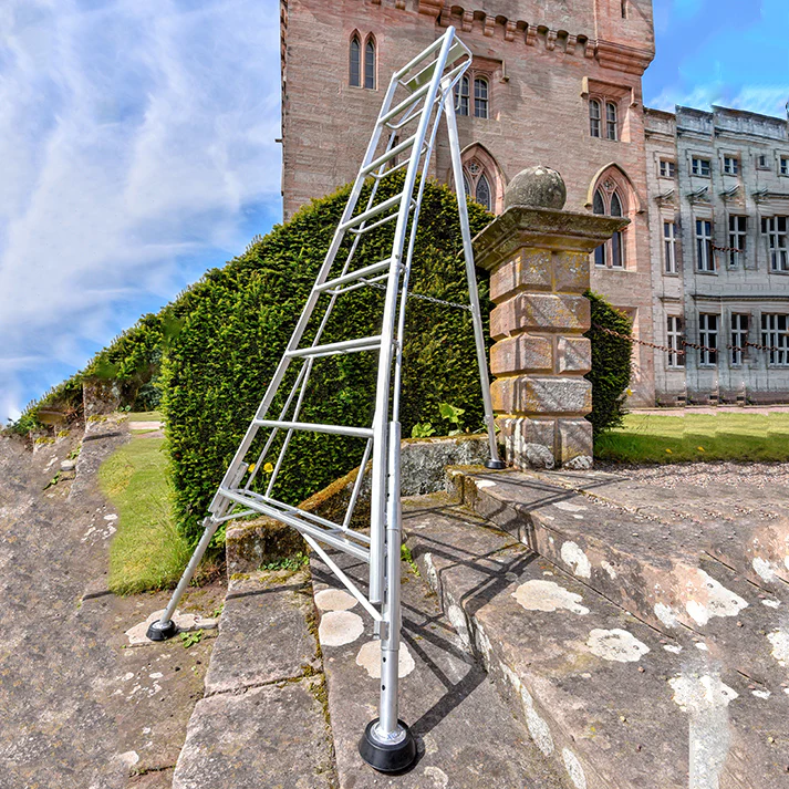 Hendon HPM240 8ft Adjustable Legs Tripod Ladder - Image 3